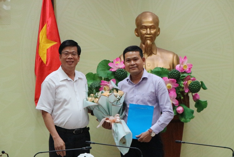 Trao quyết định nghỉ hưu hưởng chế độ bảo hiểm xã hội và quyết định bổ nhiệm công chức giữ chức vụ lãnh đạo quản lý 